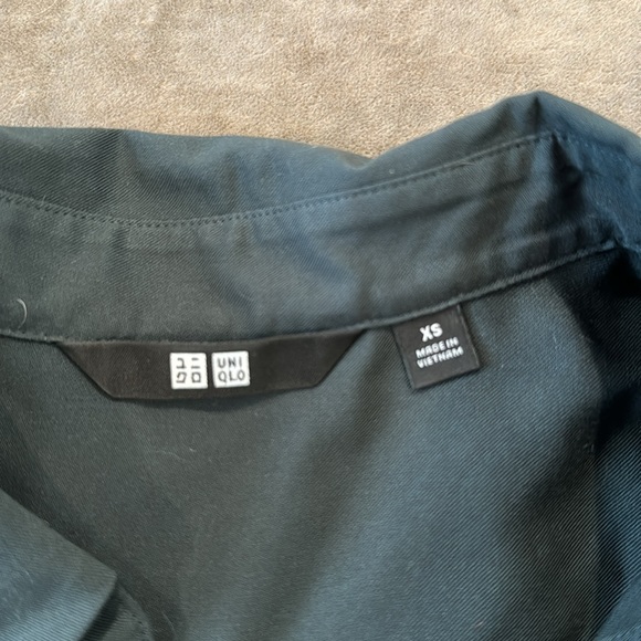 Uniqlo blouse. Collared blouse. 3/4 length sleeves. Color- dark green. Size- XS - Picture 3 of 5